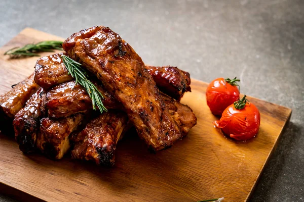 Gegrilde Barbecue Ribbetjes Varkensvlees Met Rozemarijn Tomaten — Stockfoto