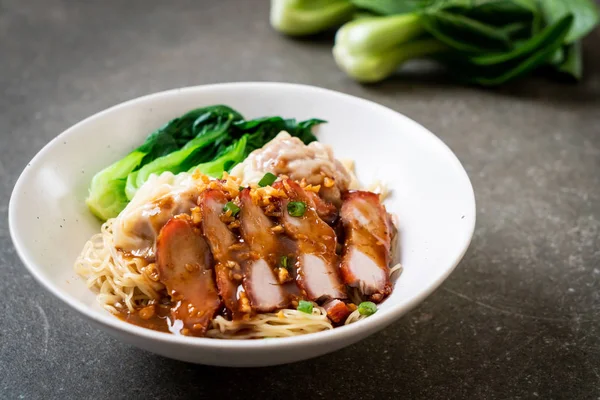 Eiernudeln Mit Rotem Gebratenem Schweinefleisch Und Wonton Asiatische Küche — Stockfoto