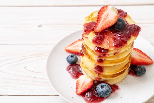 Pannkaka Med Jordgubbar Blåbär Och Bärsås — Stockfoto