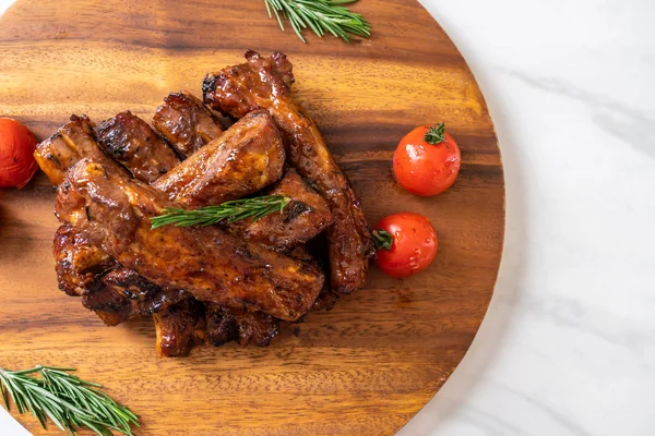 Gegrilde Barbecue Ribbetjes Varkensvlees Met Rozemarijn Tomaten — Stockfoto