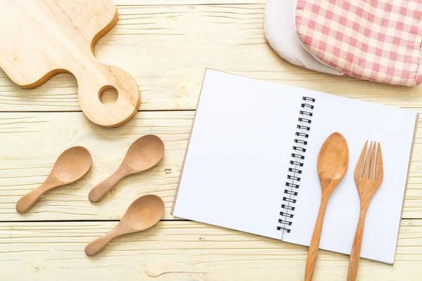 Cuaderno Blanco Para Nota Texto Superficie Madera Cuchara Madera Tenedor — Foto de Stock