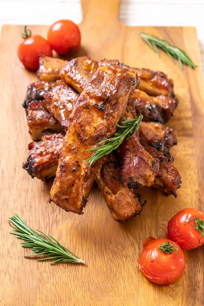 Gegrilde Barbecue Ribbetjes Varkensvlees Met Rozemarijn Tomaten — Stockfoto