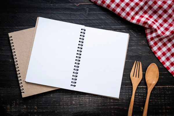 Cuaderno Blanco Para Nota Texto Superficie Madera Cuchara Madera Tenedor — Foto de Stock