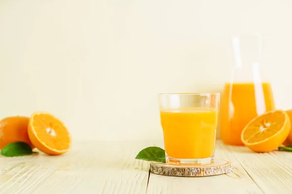 新鲜橙汁在木头背景 健康饮料 — 图库照片