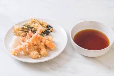 karides tempura (hırpalanmış kızarmış karides) sebze - Japon gıda tarzı