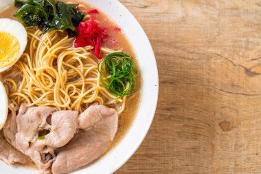 domuz eti ve yumurta - Japon tarzı ile TONKOTSU ramen erişte