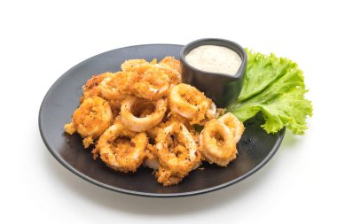 Kızarmış squids ve beyaz arka plan üzerinde izole soslu ahtapot (kalamar)