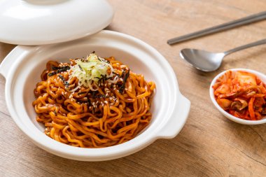 Kore sıcak ve baharatlı anlık noodle kimchi - Kore yemeği tarzı ile