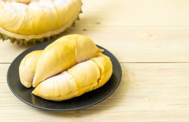 Ahşap zemin üzerinde taze Durian meyvesi