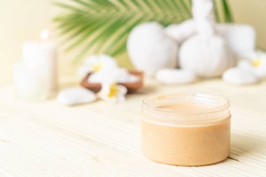 Ahşap zemin üzerine kurulmuş kaplıca tedavileri - Güzellik konsepti