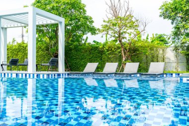 Otel ve tatil seyahat ve tatil için açık yüzme havuzunda havuzuyla yatak