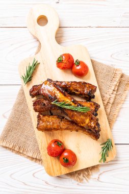 Biberiye ve domatesli ızgara pirzola.