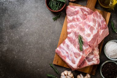Taze Çiğ domuz kaburga malzemelerle
