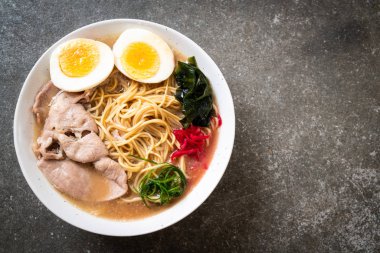 domuz eti ve yumurta - Japon tarzı ile TONKOTSU ramen erişte