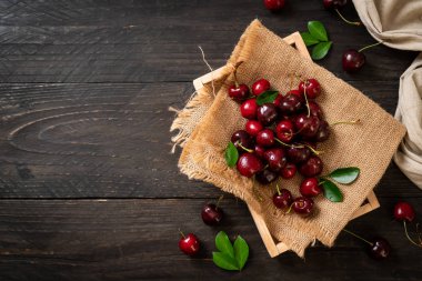 Ahşap arka planda taze kirazlar