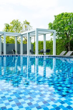 Otel ve tatil seyahat ve tatil için açık yüzme havuzunda havuzuyla yatak