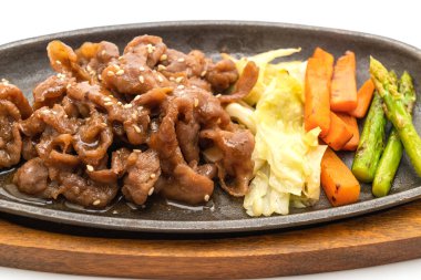 sıcak beyaz arka plan üzerinde izole plaka üzerinde domuz biftek dilimlenmiş