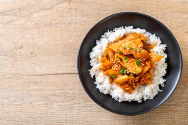 Pirinçli kimchi ve domuz kızartması. Kore usulü.