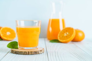Ahşap arka plan - sağlıklı içecek üzerinde taze portakal suyu