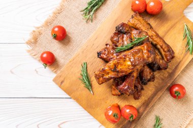 Biberiye ve domatesli ızgara pirzola.