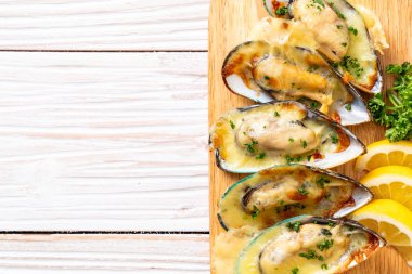 Peynirli taze midye.