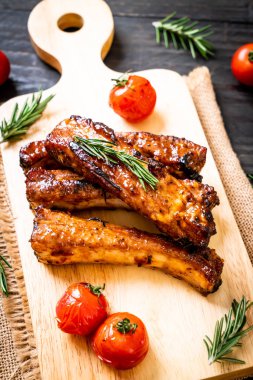 Biberiye ve domatesli ızgara pirzola.