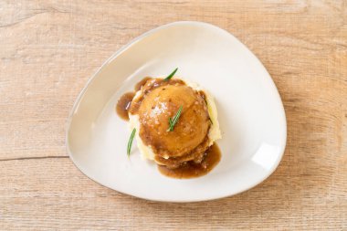 Ev yapımı soslu patates püresi.