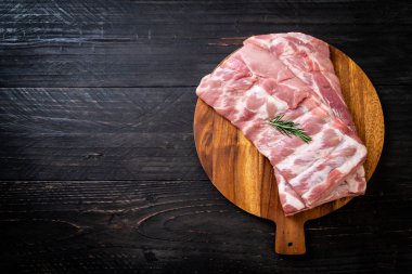 Taze Çiğ domuz kaburga malzemelerle