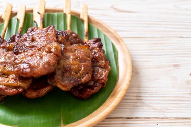 Beyaz pilavlı ızgara süt domuzu. Tayland sokak yemeği tarzı.