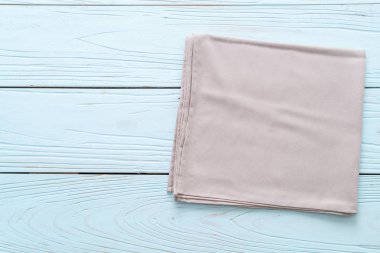 mutfak bezi (peçete) kopya alanı mavi ahşap zemin üzerine