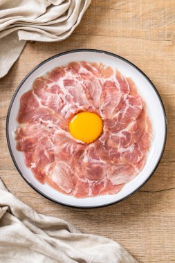 taze dilimlenmiş domuz ham yumurta pişirme veya shabu shabu ve sukiyaki yapma ile