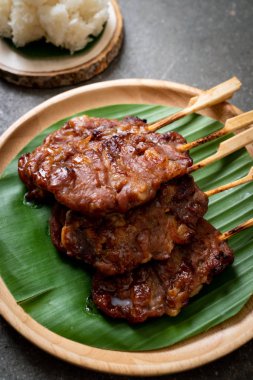 Beyaz pilavlı ızgara süt domuzu. Tayland sokak yemeği tarzı.
