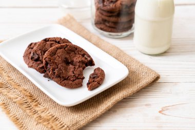 ahşap zemin üzerine çikolata parçaları ile çikolata kurabiye