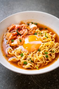 Kimchi ve yumurta - Korece ramen tarzı ile Kore anlık erişte