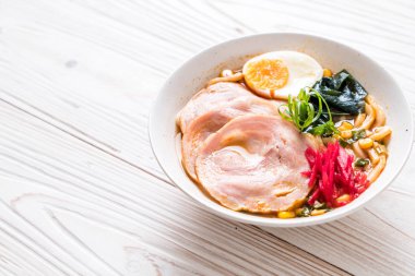 Baharatlı miso udon ramen noodle ile domuz eti - Japon gıda tarzı