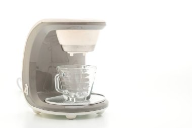 Kahve makinesi beyaz arkaplanda izole edilmiş.