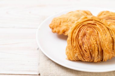 tavuk köri puf böreği ahşap arka plan üzerinde