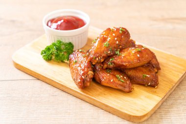 Beyaz susamlı ızgara tavuk kanadı.