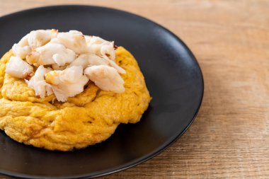 omlet Yengeç eti ve chili sos ile