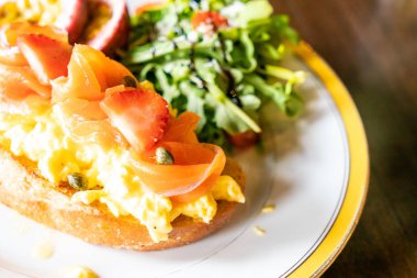 kek yumurta salatası tost ile somon füme