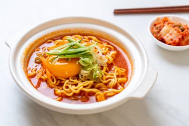 Yumurta, sebze ve kimchi ile Kore usulü baharatlı hazır erişte.