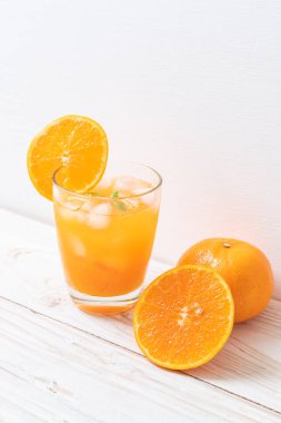 Buzlu bir bardak portakal suyu.