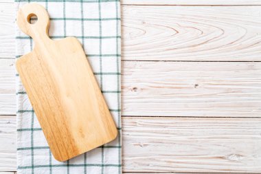 ahşap arka plan üzerinde mutfak bezle ahşap tahta boş kesme