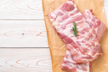 Taze Çiğ domuz kaburga malzemelerle