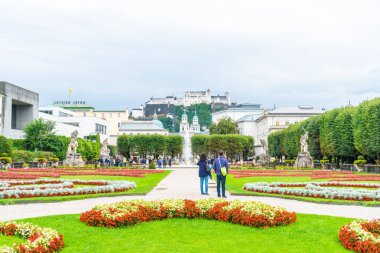 Salzburg, Avusturya - 30 Ağustos 2018: Mirabell Sarayı ve bahçeleri yürüyüş mesafesinde turistler