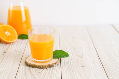 Ahşap arka plan - sağlıklı içecek üzerinde taze portakal suyu