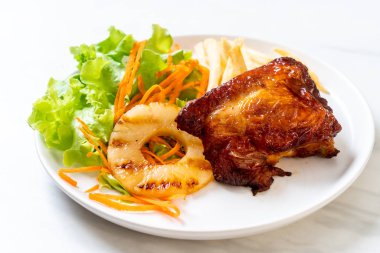 Kızarmış tavuk bifteği, sebze ve patates kızartması.