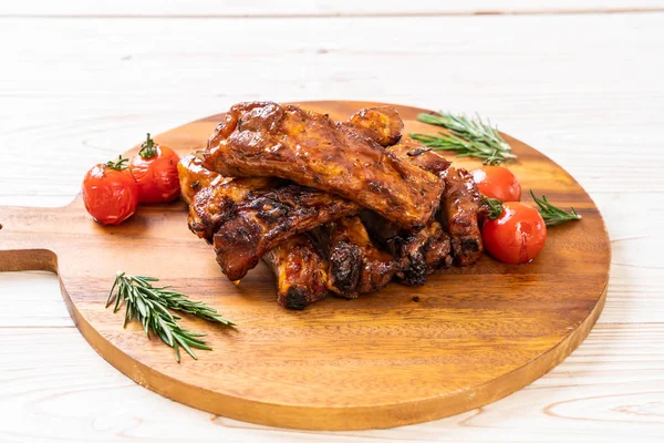 Gegrilde Barbecue Ribbetjes Varkensvlees Met Rozemarijn Tomaten — Stockfoto