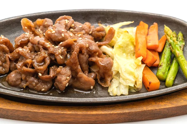 sıcak beyaz arka plan üzerinde izole plaka üzerinde domuz biftek dilimlenmiş