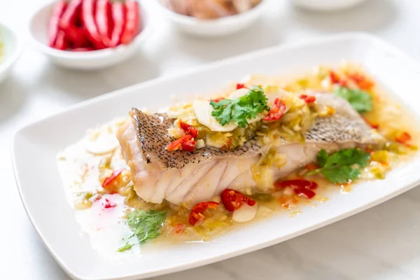 Kireç soyunma - orfoz balığı fileto Chili Lime Soslu buğulama Asya gıda tarzı